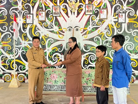 Penyerahan Rencana Prioritas Kerja kepada Kasi Pem
